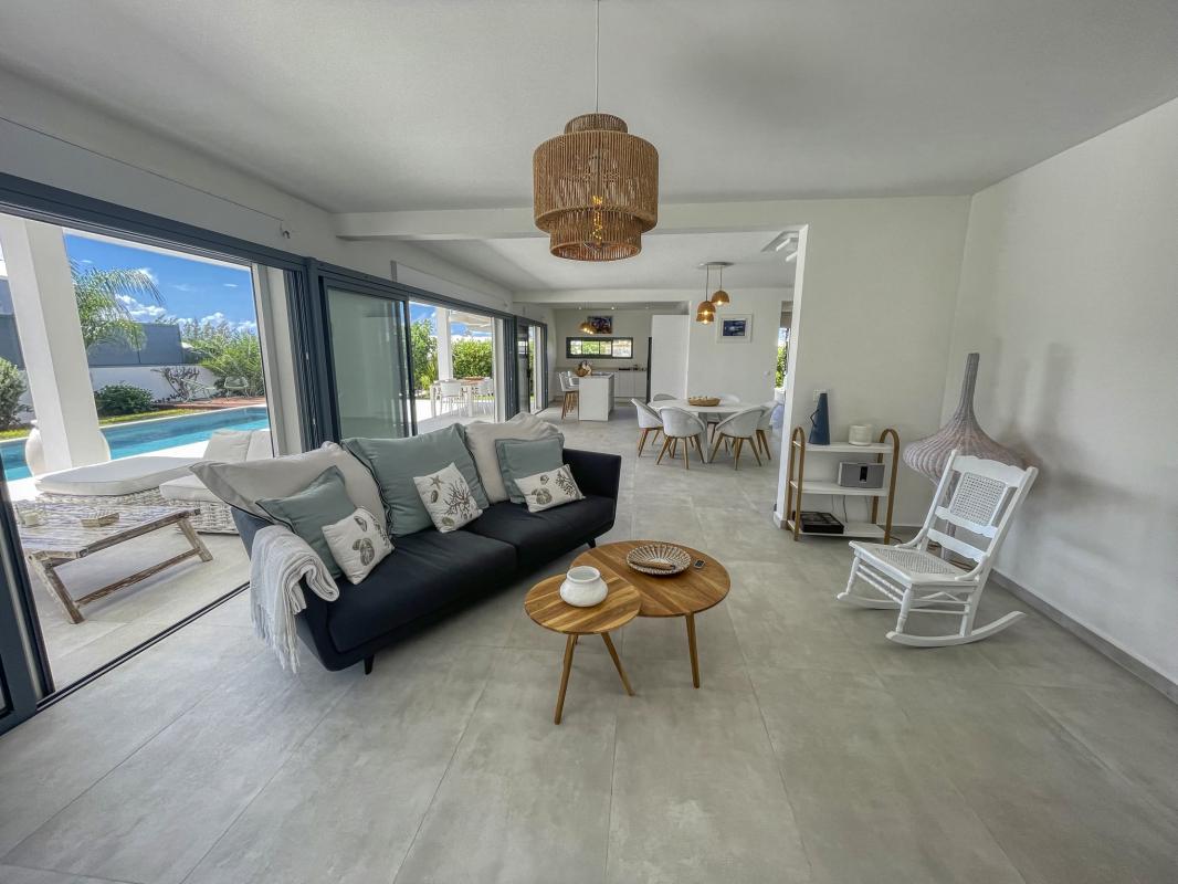 18 Location villa piscine accès plage Saint François Guadeloupe_salon